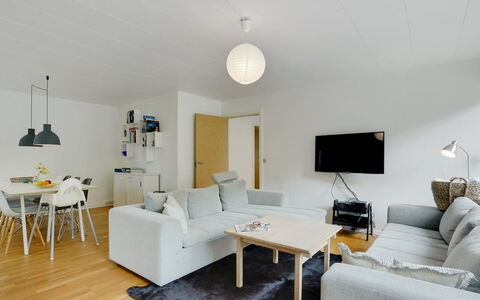 Flor - 900M from the Sea: Meubilair, Interieur Ontwerp, Flooring, Muur, Verdieping, Bankstel, Plafond, Hout, Woonkamer, Lichte Inrichting