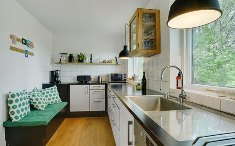 Flor - 900M from the Sea: Keuken, Countertop, Toestel Van De Keuken, Interieur Ontwerp, Meubilair, Flooring, Hout, Plafond, Major Appliance, Verdieping