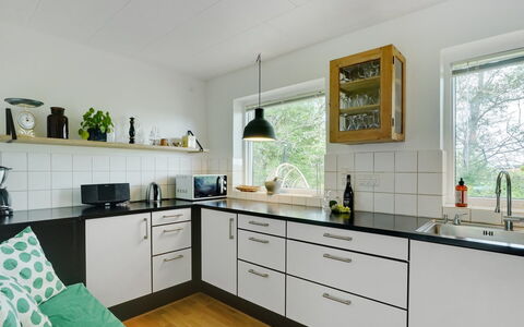 Flor - 900M from the Sea: Keuken, Countertop, Interieur Ontwerp, Flooring, Toestel Van De Keuken, Cabinetry, Hout, Verdieping, Gootsteen, Meubilair