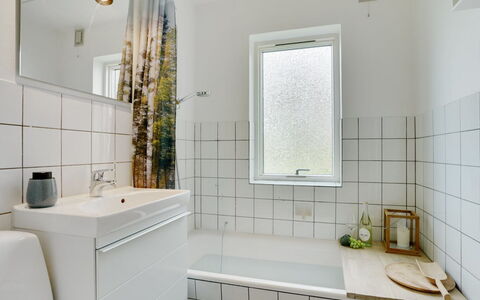 Flor - 900M from the Sea: Muur, Flooring, Loodgieterswerkinrichting, Interieur Ontwerp, Verdieping, Badkamer, Loodgieter, Kraan, Tegel, Samengesteld Materiaal