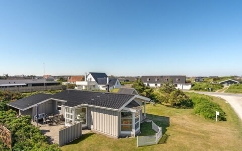 Majgull - 150M from the Sea: Huis, Huis, Deur, Dak, Verblijf, Landgoed, Tuin, Schaduw, Siding, Werf