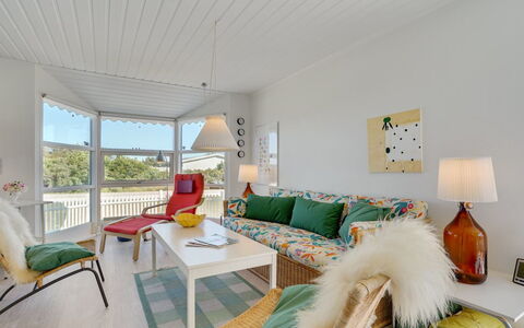 Majgull - 150M from the Sea: Huis, Huis, Deur, Dak, Verblijf, Landgoed, Tuin, Schaduw, Siding, Werf