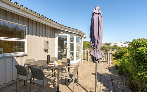 Majgull - 150M from the Sea: Huis, Huis, Deur, Dak, Verblijf, Landgoed, Tuin, Schaduw, Siding, Werf