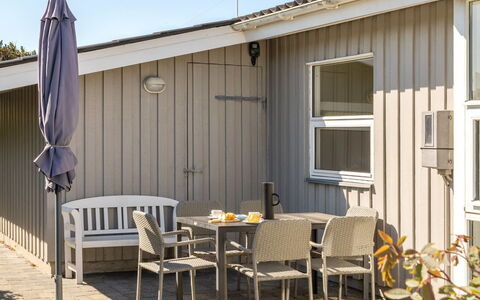 Majgull - 150M from the Sea: Huis, Huis, Deur, Dak, Verblijf, Landgoed, Tuin, Schaduw, Siding, Werf