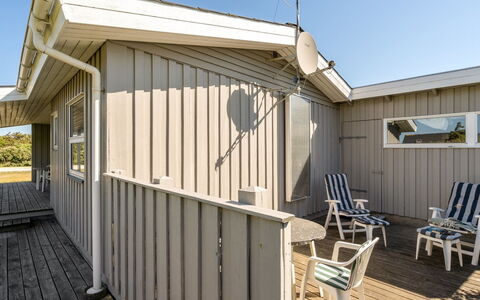 Majgull - 150M from the Sea: Huis, Huis, Deur, Dak, Verblijf, Landgoed, Tuin, Schaduw, Siding, Werf