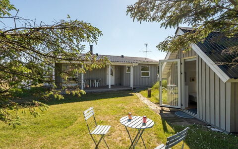 Majgull - 150M from the Sea: Huis, Huis, Deur, Dak, Verblijf, Landgoed, Tuin, Schaduw, Siding, Werf