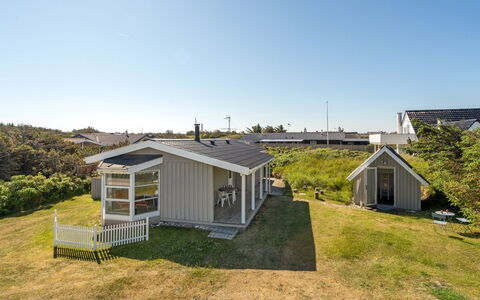 Majgull - 150M from the Sea: Huis, Huis, Deur, Dak, Verblijf, Landgoed, Tuin, Schaduw, Siding, Werf