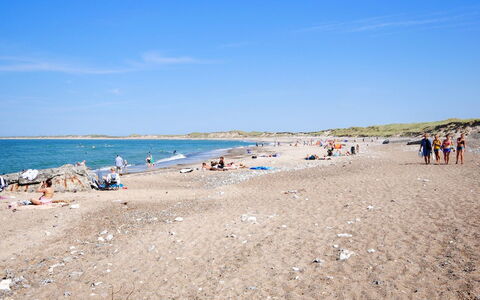 Majgull - 150M from the Sea: Huis, Huis, Deur, Dak, Verblijf, Landgoed, Tuin, Schaduw, Siding, Werf