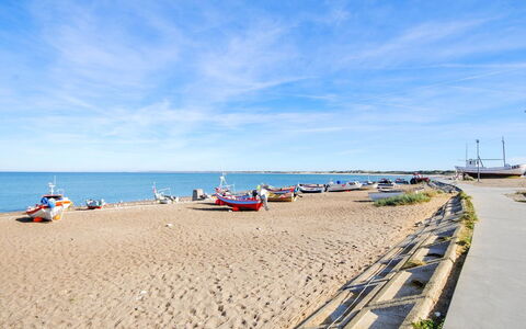 Majgull - 150M from the Sea: Huis, Huis, Deur, Dak, Verblijf, Landgoed, Tuin, Schaduw, Siding, Werf