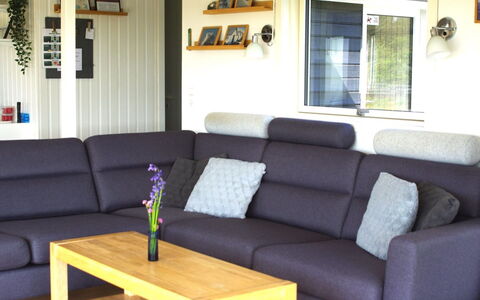 Carelle - 300M from the Sea: Hardwood, Woonkamer