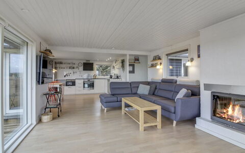 Carelle - 300M from the Sea: Hout, Flooring, Verdieping, Houten Vloer, Plafond, Interieur Ontwerp, Huis, Meubilair, Woonkamer, Hardwood