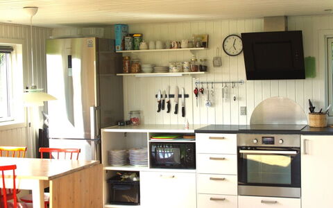 Carelle - 300M from the Sea: Keuken, Toestel Van De Keuken, Meubilair, Countertop, Major Appliance, Flooring, Hout, Interieur Ontwerp, Cabinetry, Huishoudapparatuur