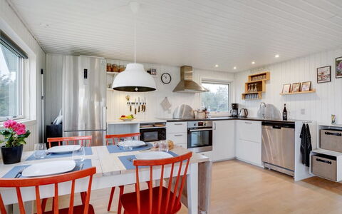 Carelle - 300M from the Sea: Keuken, Interieur Ontwerp, Meubilair, Plafond, Hout, Lichte Inrichting, Countertop, Verlichting, Kamer, Toestel Van De Keuken