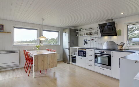 Carelle - 300M from the Sea: Hout, Plafond, Huis, Keuken, Hardwood, Countertop, Beits, Plank, Houten Vloer, Lichte Inrichting