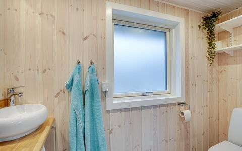 Carelle - 300M from the Sea: Hout, Flooring, Interieur Ontwerp, Verdieping, Plafond, Kamer, Loodgieterswerkinrichting, Beits, Badkamer, Plank
