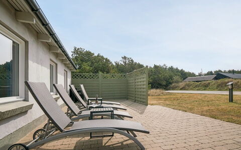 Lenni - 700M from the Sea: Hout, Huis, Veranda, Dek, Hardwood, Dak, Beits, Houten Vloer, Eco Hotel