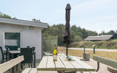 Lenni - 700M from the Sea: Hout, Huis, Veranda, Dek, Hardwood, Dak, Beits, Houten Vloer, Eco Hotel