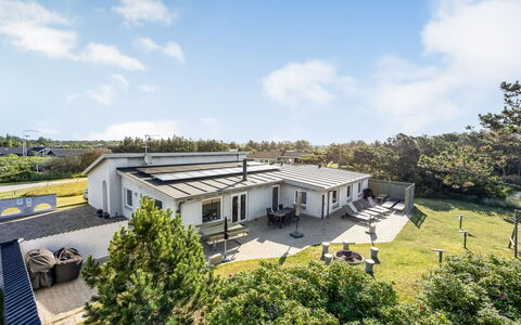 Lenni - 700M from the Sea: Hout, Huis, Veranda, Dek, Hardwood, Dak, Beits, Houten Vloer, Eco Hotel