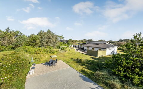Lenni - 700M from the Sea: Hout, Huis, Veranda, Dek, Hardwood, Dak, Beits, Houten Vloer, Eco Hotel