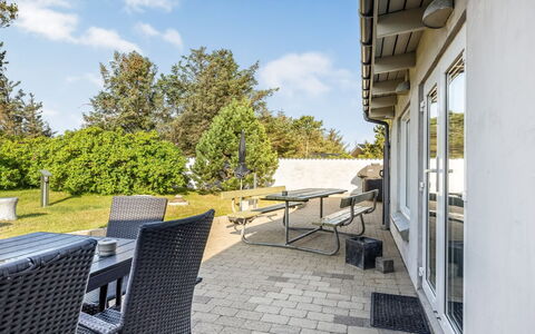 Lenni - 700M from the Sea: Hout, Huis, Veranda, Dek, Hardwood, Dak, Beits, Houten Vloer, Eco Hotel