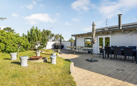 Lenni - 700M from the Sea: Hout, Huis, Veranda, Dek, Hardwood, Dak, Beits, Houten Vloer, Eco Hotel