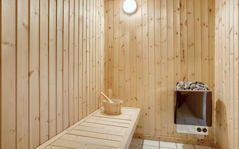 Lenni - 700M from the Sea: Hout, Huis, Veranda, Dek, Hardwood, Dak, Beits, Houten Vloer, Eco Hotel