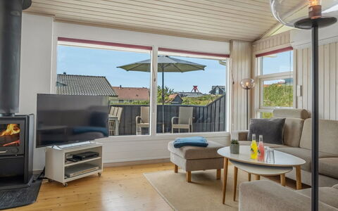 Nedelko - 250M from the Sea: Hout, Interieur Ontwerp, Meubilair, Flooring, Verdieping, Plafond, Tafel, Huis, Woonkamer, Kamer
