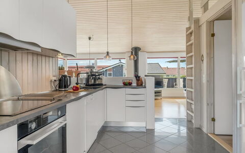 Nedelko - 250M from the Sea: Keuken, Interieur Ontwerp, Countertop, Flooring, Plafond, Hout, Meubilair, Verdieping, Cabinetry, Toestel Van De Keuken