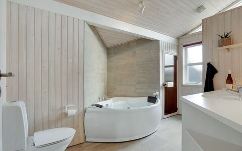 Nedelko - 250M from the Sea: Muur, Flooring, Interieur Ontwerp, Verdieping, Loodgieterswerkinrichting, Plafond, Badkamer, Kamer, Bad, Huis