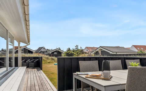 Nedelko - 250M from the Sea: Hout, Architectuur, Veranda, Dak, Huis, Dek, Samengesteld Materiaal, Schaduw, Plank, Houten Vloer