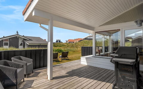 Nedelko - 250M from the Sea: Hout, Veranda, Dak, Architectuur, Huis, Huis, Samengesteld Materiaal, Dek, Schaduw, Verblijf
