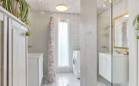 Ingebritt - 1.5Km from the Sea: Interieur Ontwerp, Muur, Flooring, Verdieping, Loodgieterswerkinrichting, Plafond, Lichte Inrichting, Badkamer, Verlichting, Badkamerkast