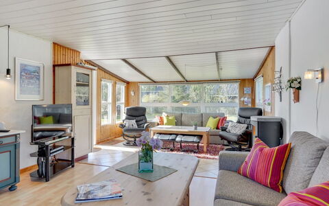 Ingebritt - 1.5Km from the Sea: Meubilair, Bankstel, Interieur Ontwerp, Hout, Plafond, Flooring, Woonkamer, Verdieping, Kamer
