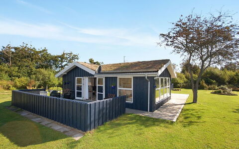 Tomke - 1.7Km from the Sea: Dak, Huis, Deur, Verblijf, Schaduw, Siding, Werf, Landgoed, Backyard