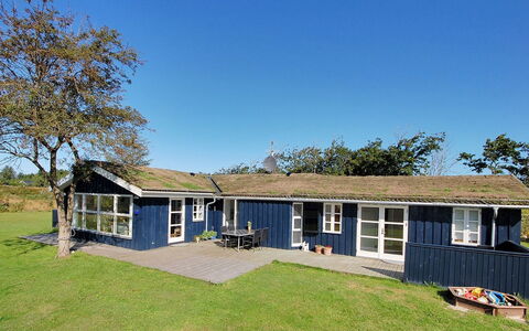 Tomke - 1.7Km from the Sea: Dak, Huis, Deur, Verblijf, Schaduw, Siding, Werf, Landgoed, Backyard