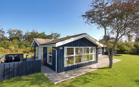 Tomke - 1.7Km from the Sea: Dak, Huis, Deur, Verblijf, Schaduw, Siding, Werf, Landgoed, Backyard