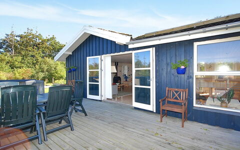 Tomke - 1.7Km from the Sea: Dak, Huis, Deur, Verblijf, Schaduw, Siding, Werf, Landgoed, Backyard