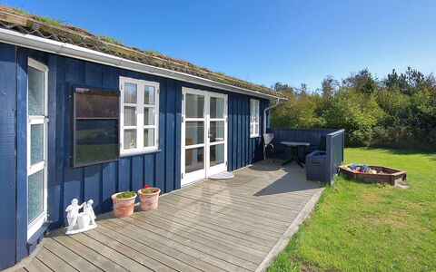 Tomke - 1.7Km from the Sea: Dak, Huis, Deur, Verblijf, Schaduw, Siding, Werf, Landgoed, Backyard