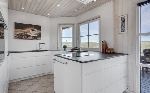 Maren - 150M from the Sea: Flooring, Hout, Keuken, Cabinetry, Verdieping, Plafond, Countertop, Interieur Ontwerp, Toestel Van De Keuken, Major Appliance