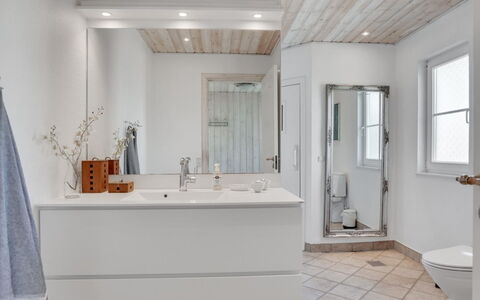 Maren - 150M from the Sea: Flooring, Loodgieterswerkinrichting, Interieur Ontwerp, Verdieping, Badkamerkast, Plafond, Badkamer, Wastafel, Kraan, Loodgieter