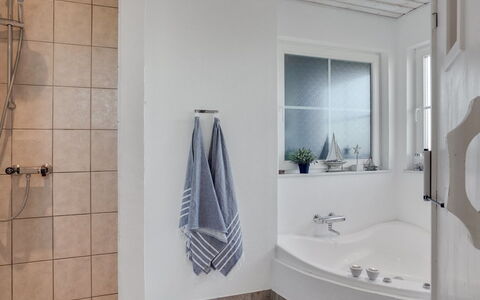 Maren - 150M from the Sea: Badkamer, Interieur Ontwerp, Flooring, Loodgieterswerkinrichting, Muur, Verdieping, Bad, Plafond, Kamer, Loodgieter