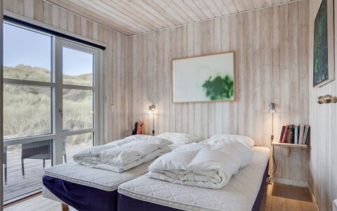 Maren - 150M from the Sea: Slaapkamer, Bed, Laken, Hout, Bedding, Meubilair, Interieur Ontwerp, Verdieping, Linens, Bed Frame