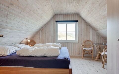 Maren - 150M from the Sea: Slaapkamer, Flooring, Hout, Bed, Verdieping, Plafond, Interieur Ontwerp, Houten Vloer, Laken, Meubilair