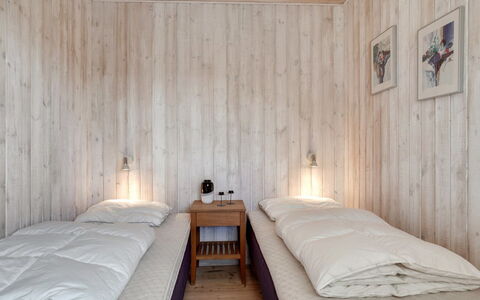 Maren - 150M from the Sea: Bed, Slaapkamer, Verdieping, Flooring, Hout, Interieur Ontwerp, Meubilair, Laken, Bedding, Plafond