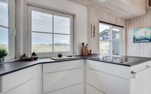 Maren - 150M from the Sea: Flooring, Keuken, Countertop, Interieur Ontwerp, Toestel Van De Keuken, Verdieping, Cabinetry, Kraan, Loodgieterswerkinrichting, Plafond