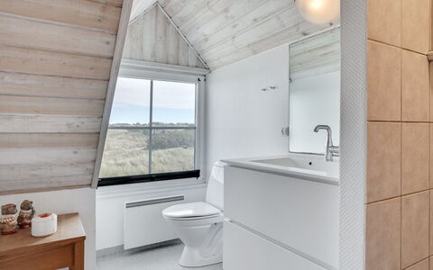 Maren - 150M from the Sea: Hout, Flooring, Plafond, Verdieping, Interieur Ontwerp, Loodgieterswerkinrichting, Kamer, Daylighting, Badkamer, Zolder