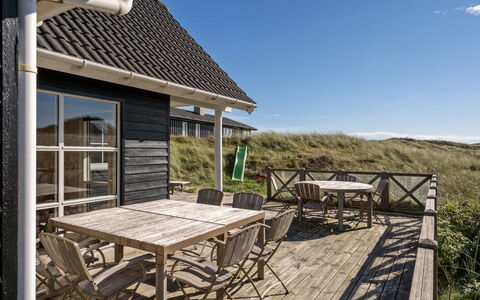 Maren - 150M from the Sea: Hout, Dak, Verblijf, Hardwood, Plank, Veranda, Dek, Houten Vloer, Buitenmeubels