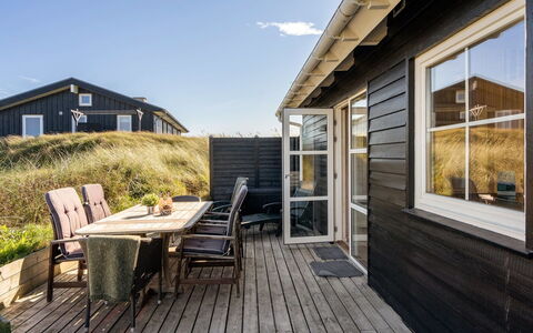 Maren - 150M from the Sea: Hout, Huis, Deur, Verblijf, Hardwood, Siding, Dek, Plank, Houten Vloer, Veranda