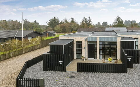 Klaudius - 2Km from the Sea: Huis, Beton, Ontwerp, Binnenplaats, Daylighting, Siding