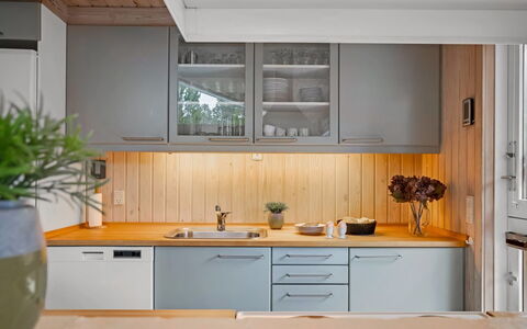 Anneke - 2Km from the Sea: Keuken, Countertop, Toestel Van De Keuken, Cabinetry, Meubilair, Interieur Ontwerp, Major Appliance, Flooring, Hout, Gootsteen